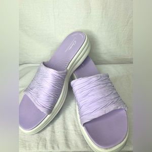 Clark’s women’s cloudstepper sandals/ slides, in lavender; size 7.5.